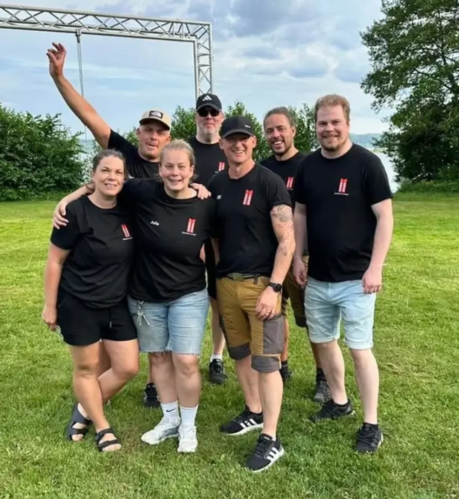 Glad personal på en gräsmatta