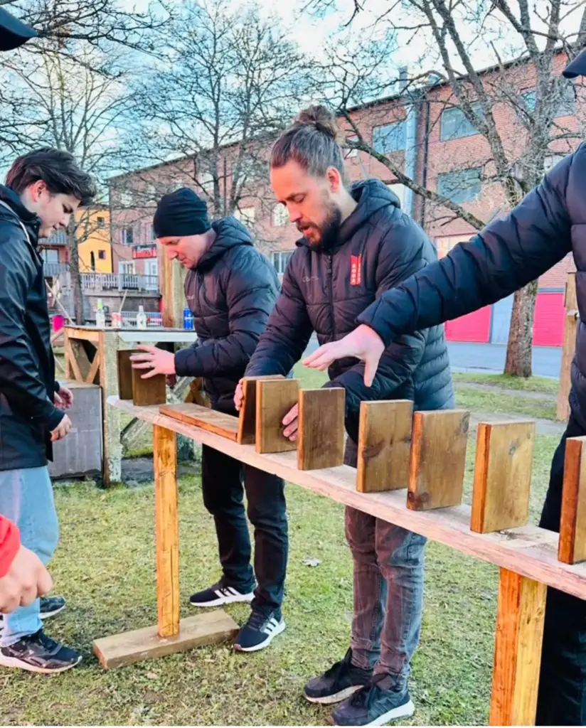 Ett företag tävlar i en gren på robinsonkampen