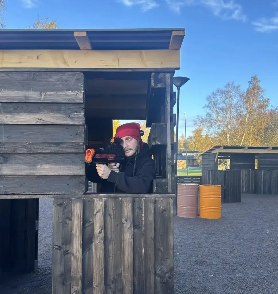 Man med lasertagvapen som siktar