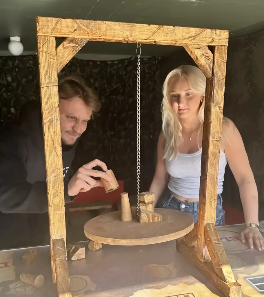 Duellspel med tjej och kille i bakgrunden