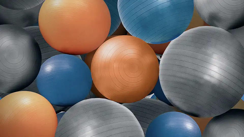 Grå, blåa och orange yogabollar