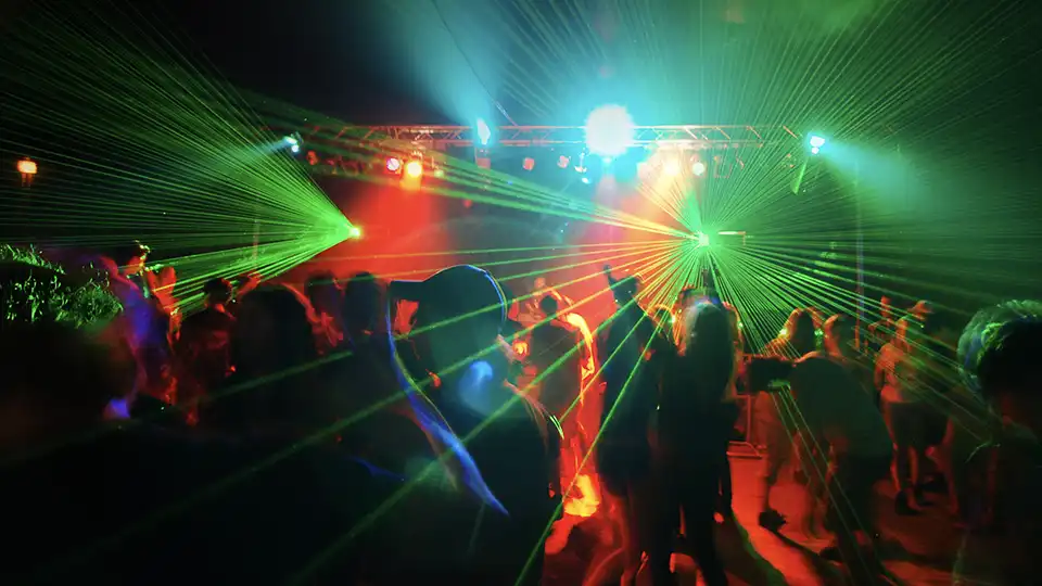 dansande människor på disco i grönt ljussken