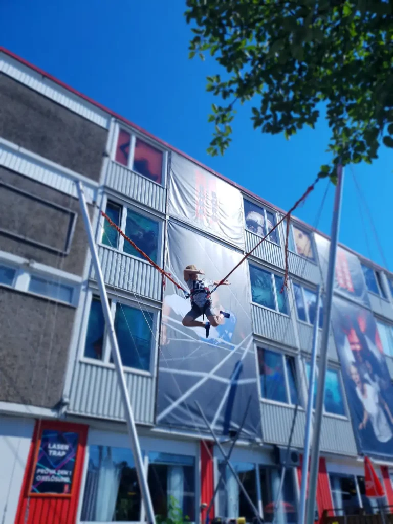 kille som hoppar på en saltotrampolin