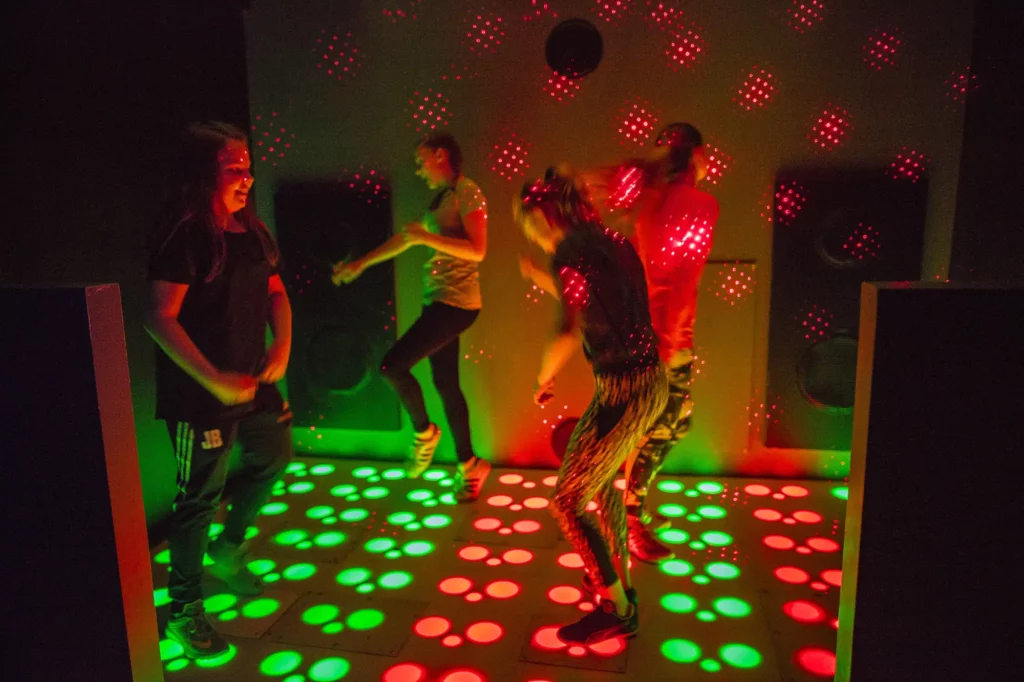barn dansar på ett upplyst dansgolv