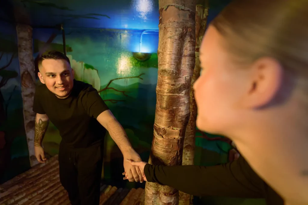 en kille ler mot en tjej som tagit hans hand