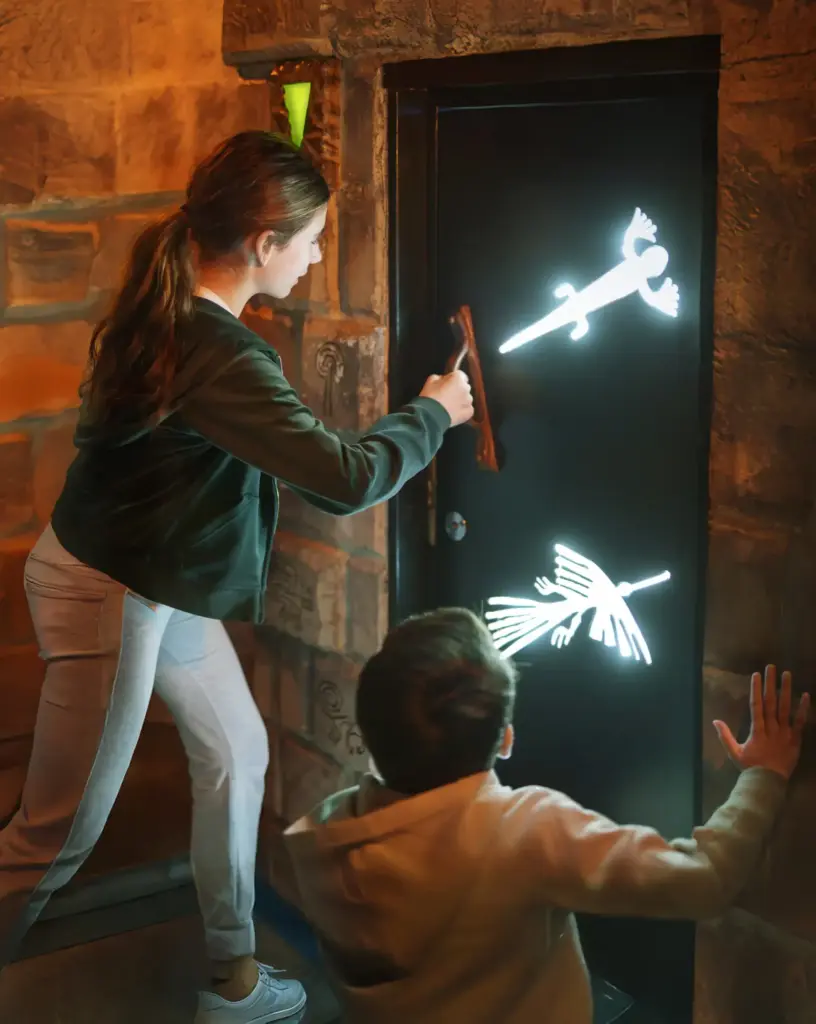 Ett barn håller i dörrhandtaget in till en Quest