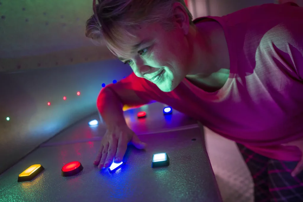 kvinna trycker på en av många knappar på ett bord