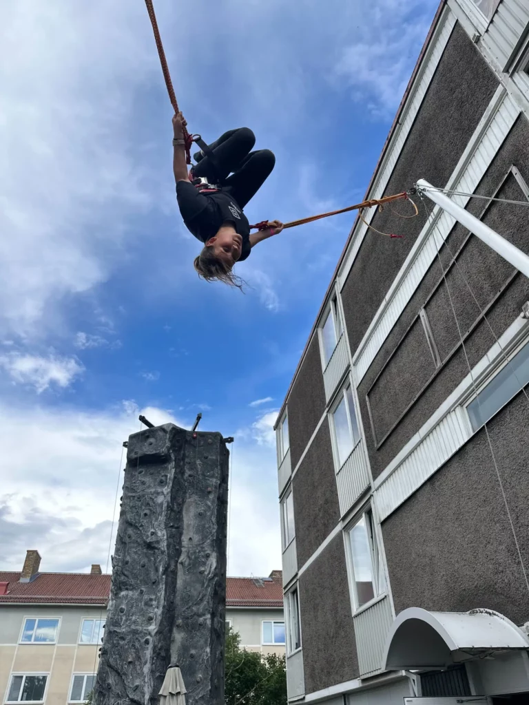 en tjej hoppar och gör en volt på en saltotrampolin