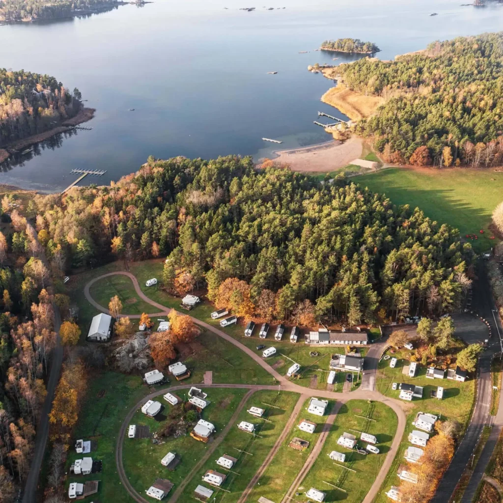 en översikt på Jogersö Eco Camp och havsbad tagen med drönare från hög höjd