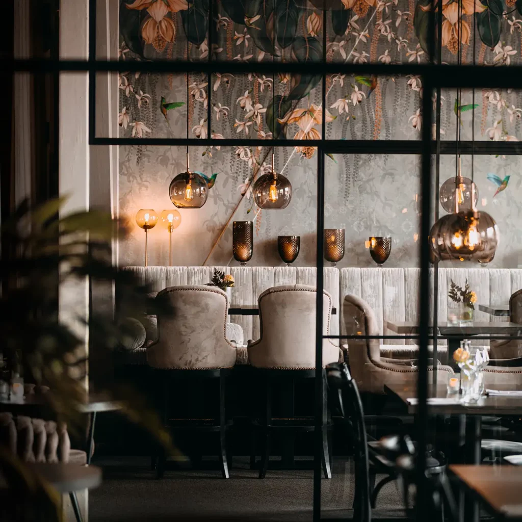 fint inredd restaurang och lobby på Sunlight Hotell