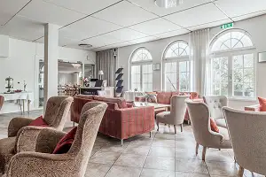 Lobbyn på Blommenhof hotell med sittgrupper och soffor
