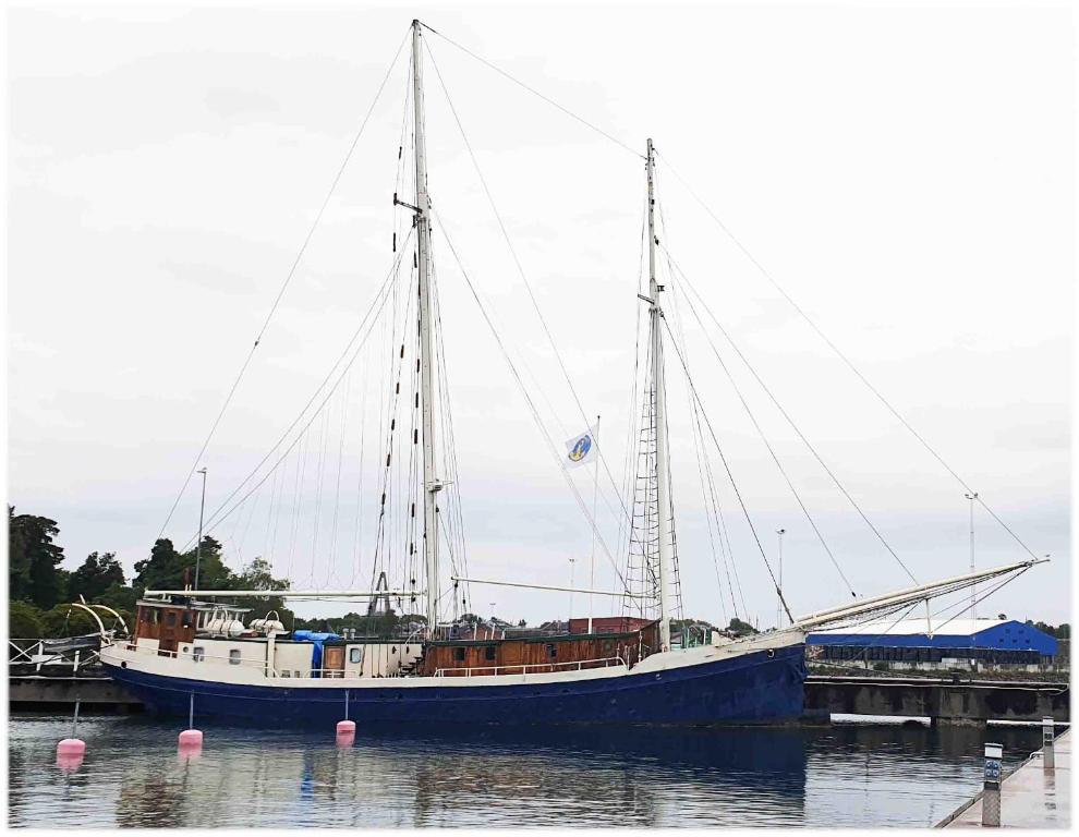 segelfartyg i trä ligger vid en stenkaj