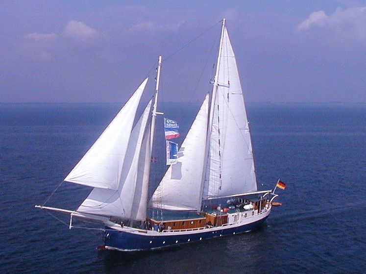 Segelfartyg ute på havet med vind i alla segel