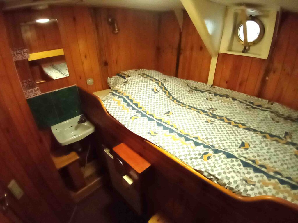 hytt på en båt med en enkelsäng