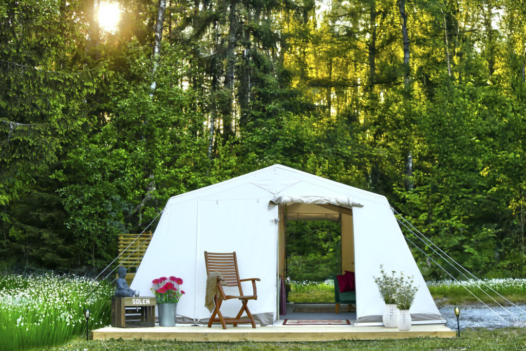glampingtält framför grön natur