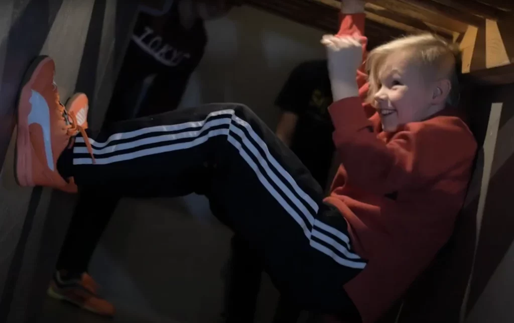 Pojke som klättrar i tuffast