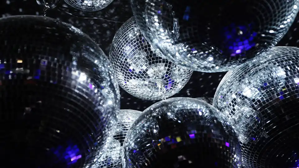 Flera discokulor tätt ihop i taket